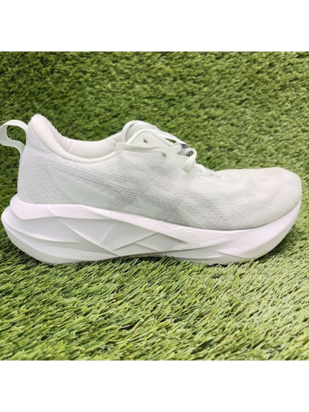 Asics Novablast 5 Womens Size 10 Mint White Athletic Running Shoes Sneakers